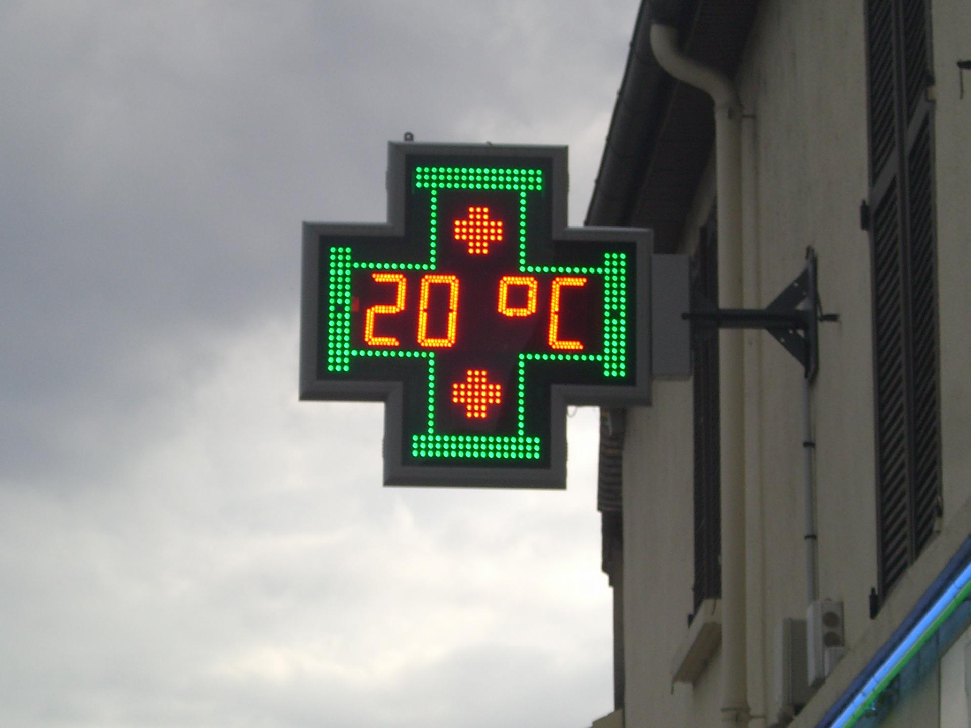 Enseigne lumineuse LED Croix de Pharmacie à Compiègne Oise 60
