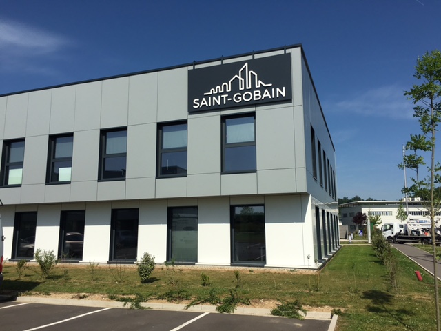 Enseigne lettres reliefs et découpées près de Compiègne 60