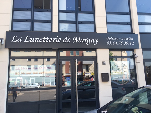 Enseigne lettres reliefs et découpées près de Compiègne 60