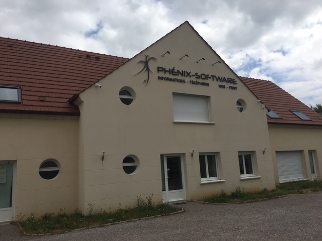 Enseigne lettres reliefs et découpées éclairée par spots près de Compiègne 60
