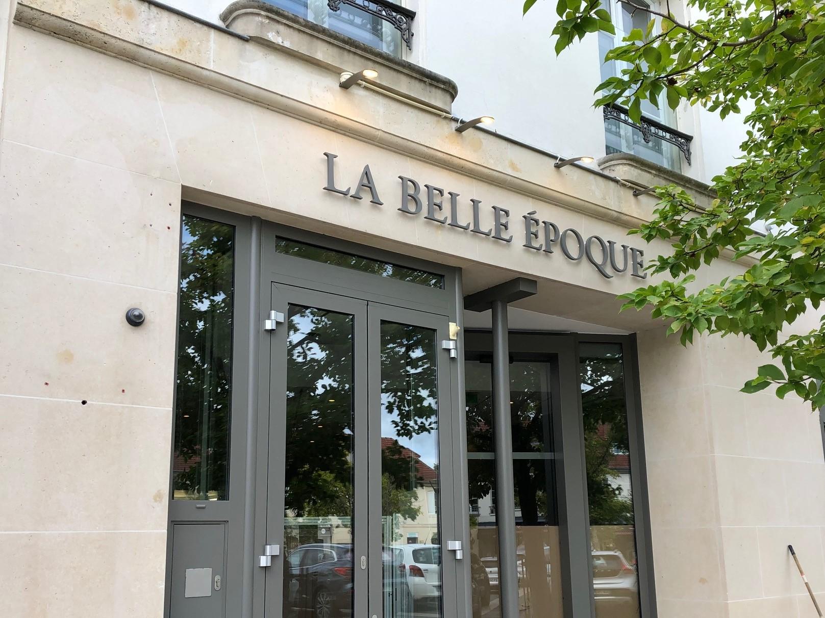 Enseigne lettres reliefs et découpées près de Compiègne 60
