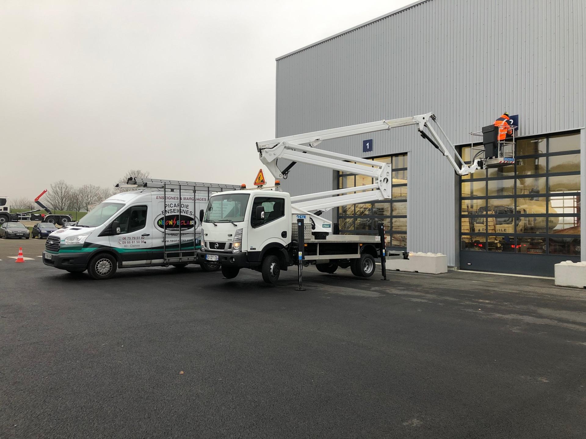 Nacelle picardie enseignes neon eclair